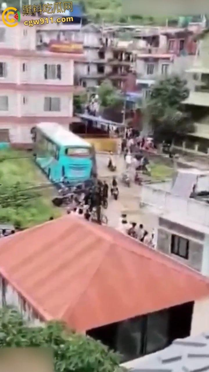 尼泊尔囚犯监狱大逃亡,大会党外交部长被抗议者殴打,街头瞬间变成危机四伏的战场,暴乱失控全国沦陷!-7