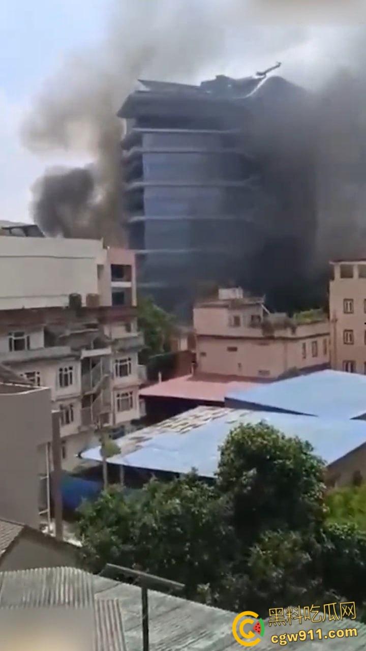 尼泊尔囚犯监狱大逃亡,大会党外交部长被抗议者殴打,街头瞬间变成危机四伏的战场,暴乱失控全国沦陷!-8