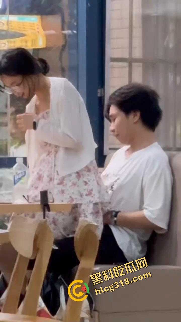 中南民族大学门口SUTAICHA酥太茶店里直接打炮,妹子青天白日坐在鸡鸡上瞄了半天才对准洞口!-3