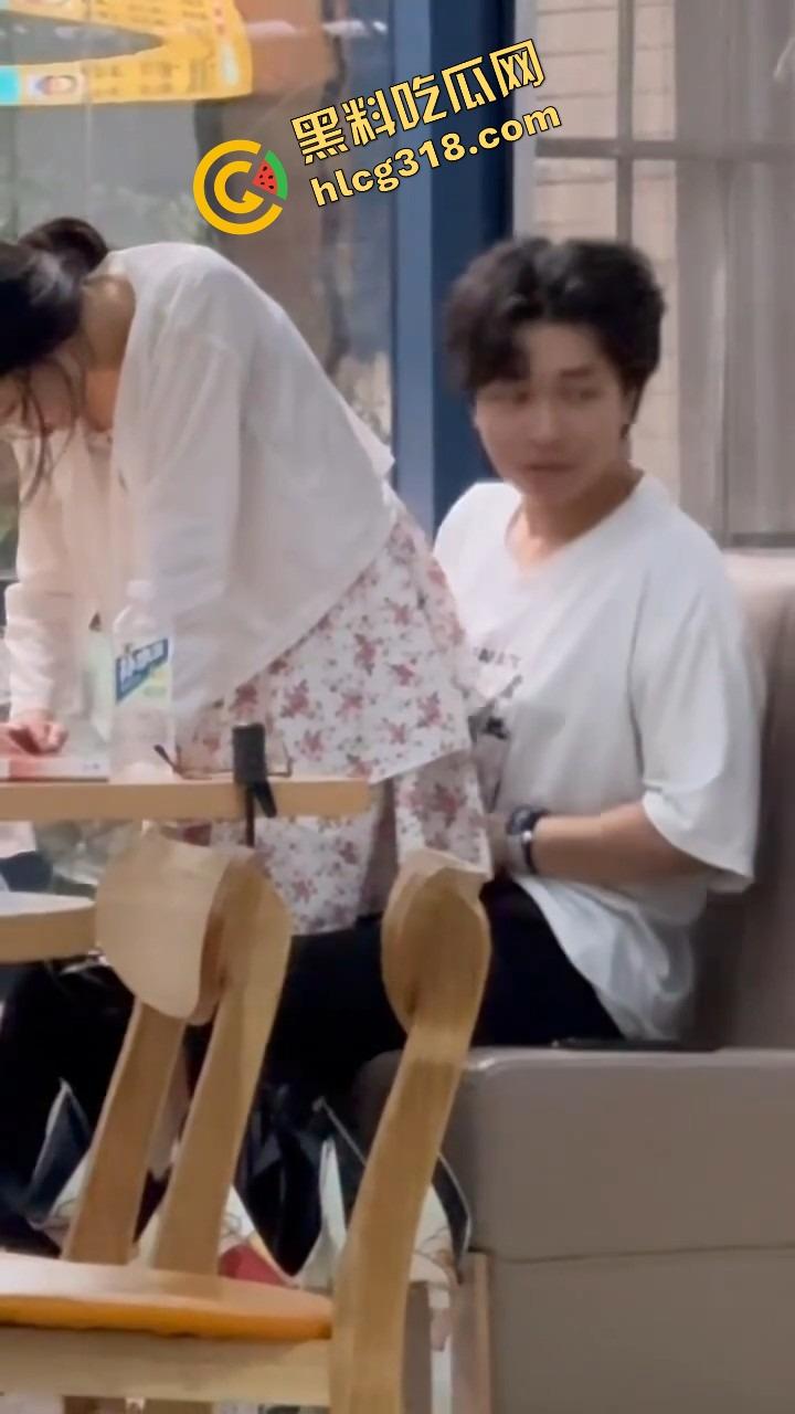 中南民族大学门口SUTAICHA酥太茶店里直接打炮,妹子青天白日坐在鸡鸡上瞄了半天才对准洞口!-5