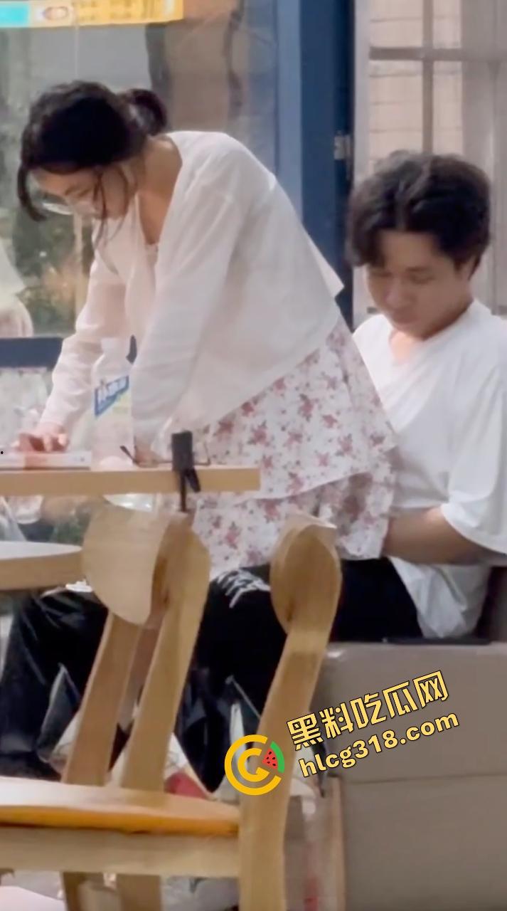 中南民族大学门口SUTAICHA酥太茶店里直接打炮,妹子青天白日坐在鸡鸡上瞄了半天才对准洞口!-6