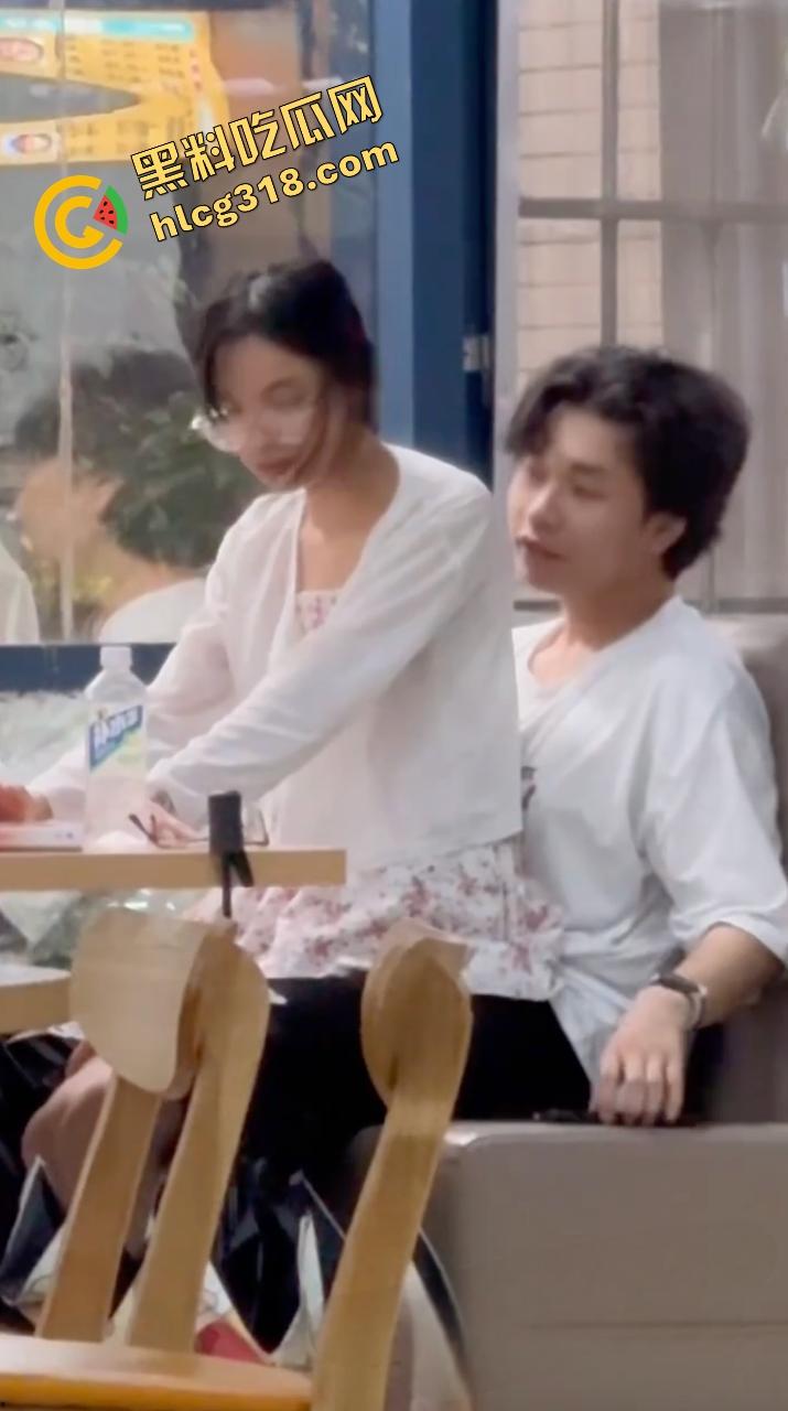 中南民族大学门口SUTAICHA酥太茶店里直接打炮,妹子青天白日坐在鸡鸡上瞄了半天才对准洞口!-7