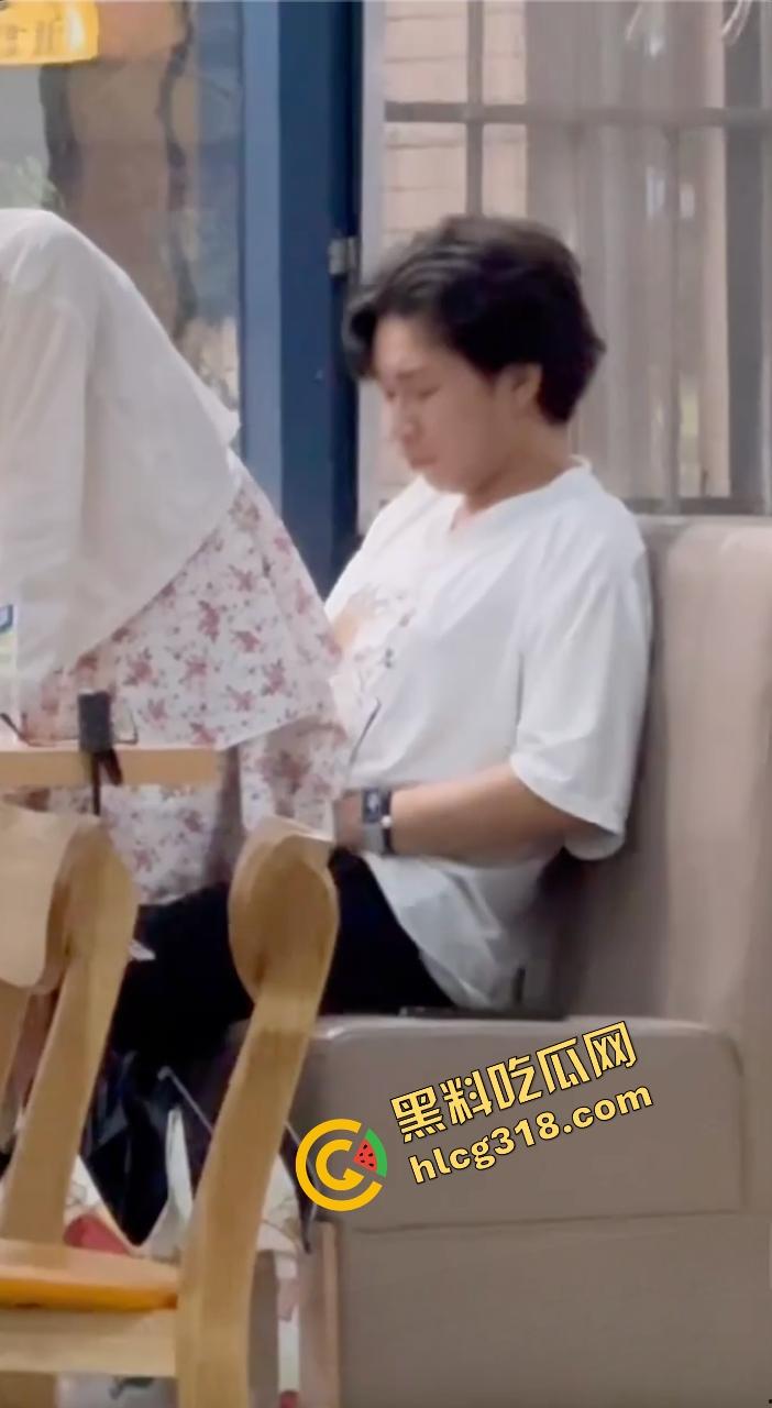 中南民族大学门口SUTAICHA酥太茶店里直接打炮,妹子青天白日坐在鸡鸡上瞄了半天才对准洞口!-8