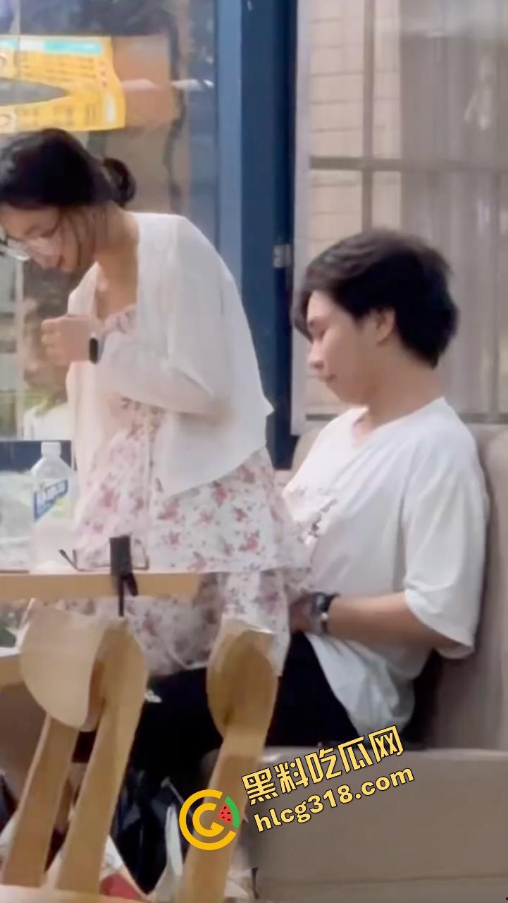 中南民族大学门口SUTAICHA酥太茶店里直接打炮,妹子青天白日坐在鸡鸡上瞄了半天才对准洞口!-9