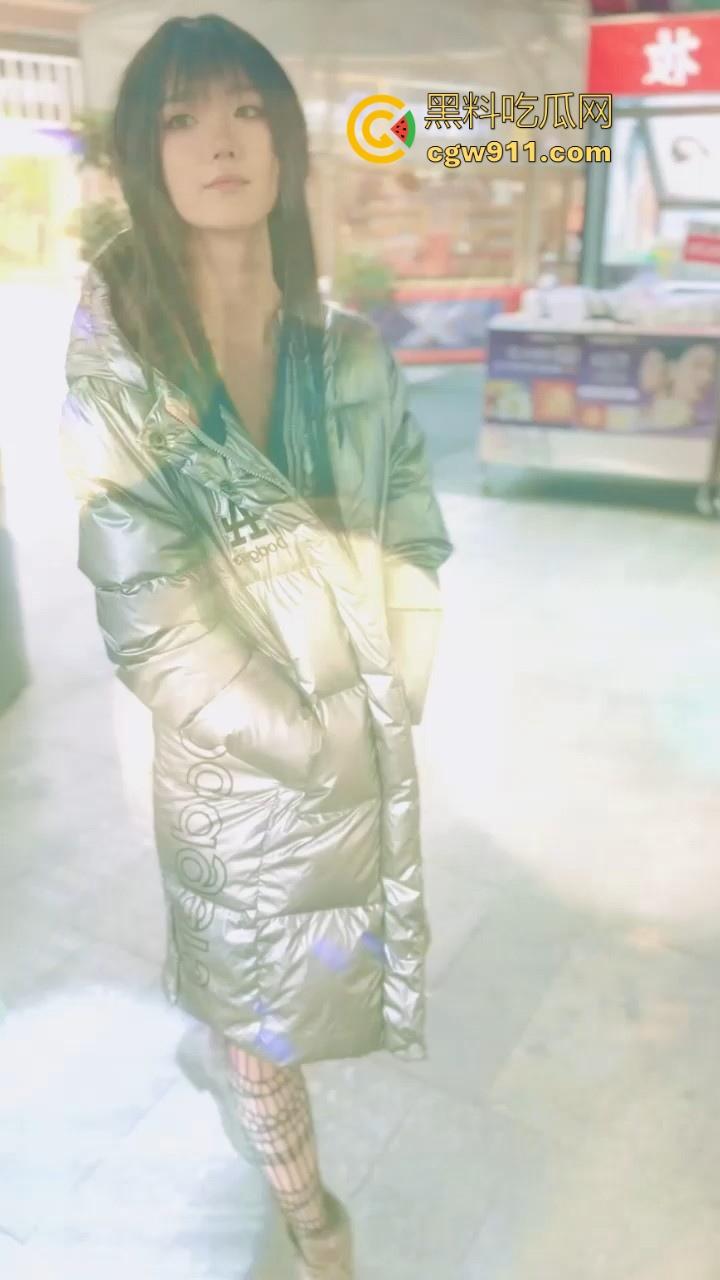 极品学生妹【柚柚】大胆全裸逛商场,羞涩淫笑当众裸拍,开档黑丝尽显风骚,角落口交真的大胆呀!-2