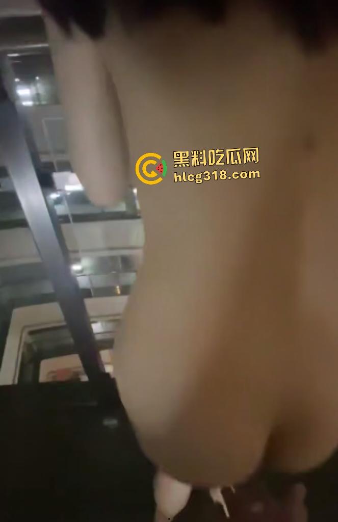 偷情男女深夜在酒店走廊做爱,疯狂后入啪啪声打的整栋楼都听得到,有人听到还以为半夜装修呢!-5