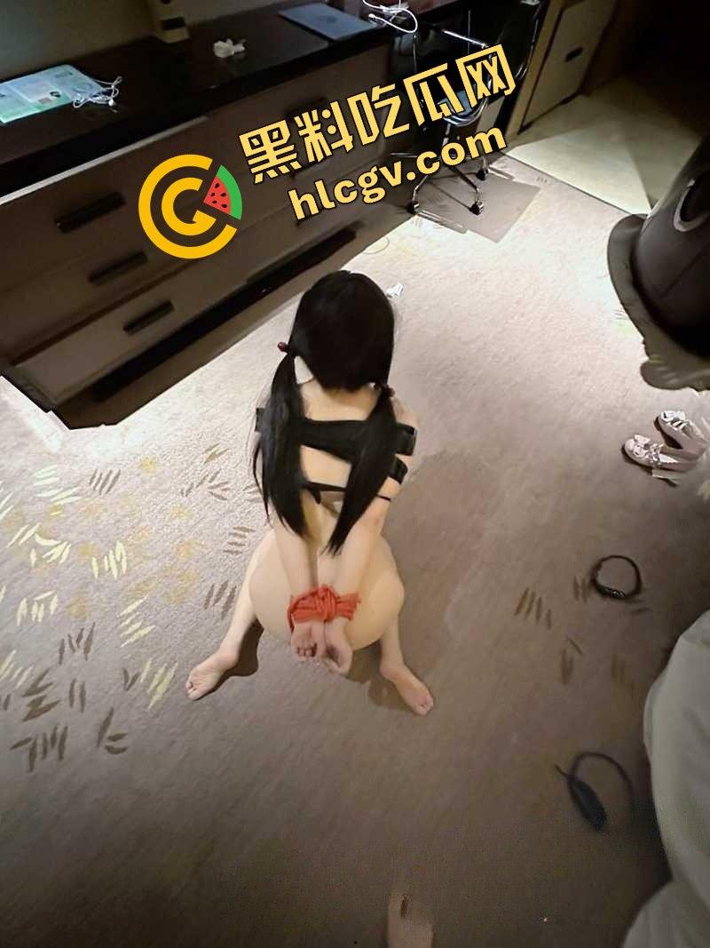 双马尾清纯萝莉『兔咪』变身SM玩物！链子拴住双马尾像遛狗一样操，嫩逼被操到哭喊，露骨视频流出！-7
