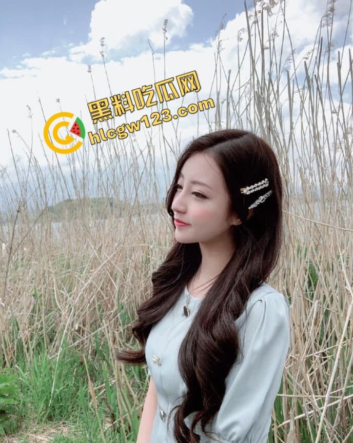 她是南昌最能装的骚货『乔欣玉』金主点菜送上门,浓眉大眼清纯外表,穿包臀裙被金主哥花样调教!-2