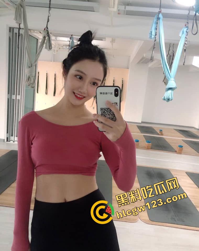 她是南昌最能装的骚货『乔欣玉』金主点菜送上门,浓眉大眼清纯外表,穿包臀裙被金主哥花样调教!-6