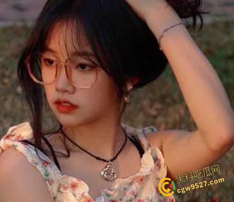 广州大学眼镜妹【吴萌】,被男友调教得乖巧听话,跪地口交后入爆操,眼镜妹玩反差都一套一套的!-3