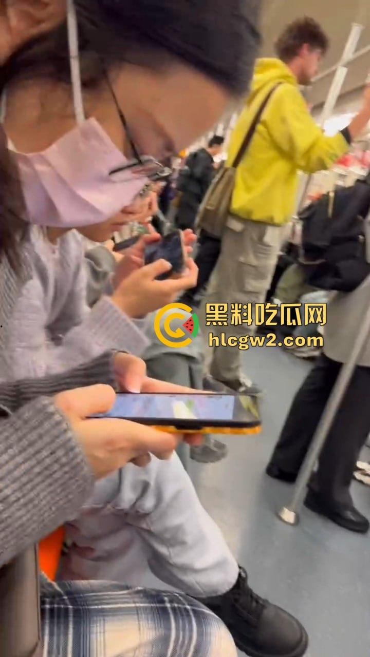 上海地铁上亚文化小伙伸手进女友内裤抠逼,眼镜妹在男友抖腿抠逼下丝毫不慌,刷微博轻松应对周围人围观!-3