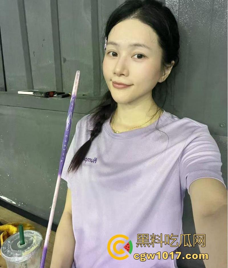 嫂子身穿紫色战袍户外露出,路边扣小骚逼扣出水,迫不及待回车上无套猛插,爽到全程浪叫不断!-2