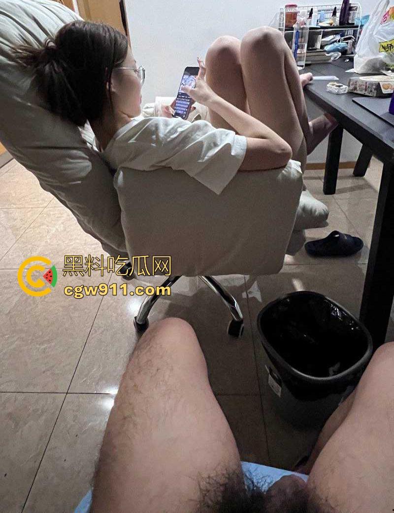 浙江高颜值情侣性爱私拍流出，国庆假期狂操消遣，全裸舔蛋撸屌胸射，撅着翘臀拽头发猛操，极其诱人！-4