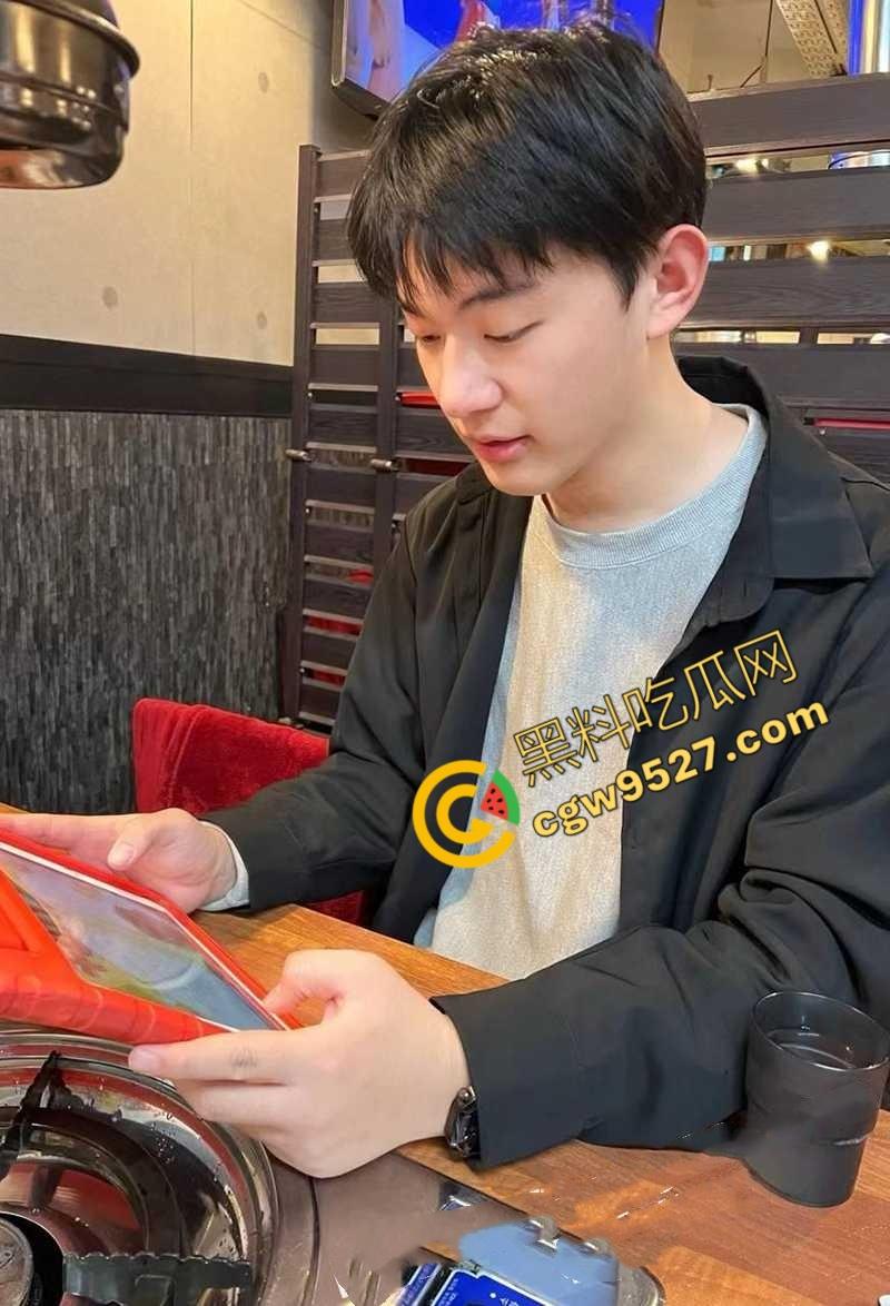 北京人民大学大瓜!男神金开来竟是同性恋?炮房3P竟如此劲爆,内容让人直呼恶心!-1