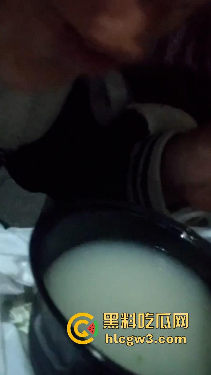 看完这个你还敢点外卖吗?美团外卖骑手丁子豪朝餐食里吐口水?平台:已永久限制接单-6