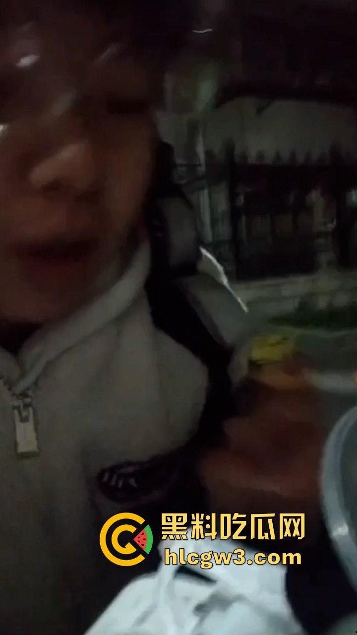 看完这个你还敢点外卖吗?美团外卖骑手丁子豪朝餐食里吐口水?平台:已永久限制接单-9