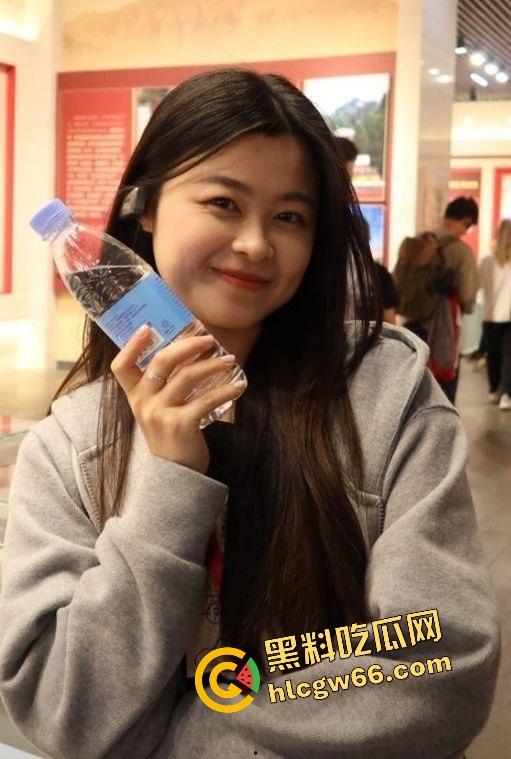 重庆骚货黄毛妹重口翻天操作曝光，肥美肉臀扩阴塞橘子，骚穴大开吃果粒，果汁流逼喷脸，这尼玛是人能玩的？-10