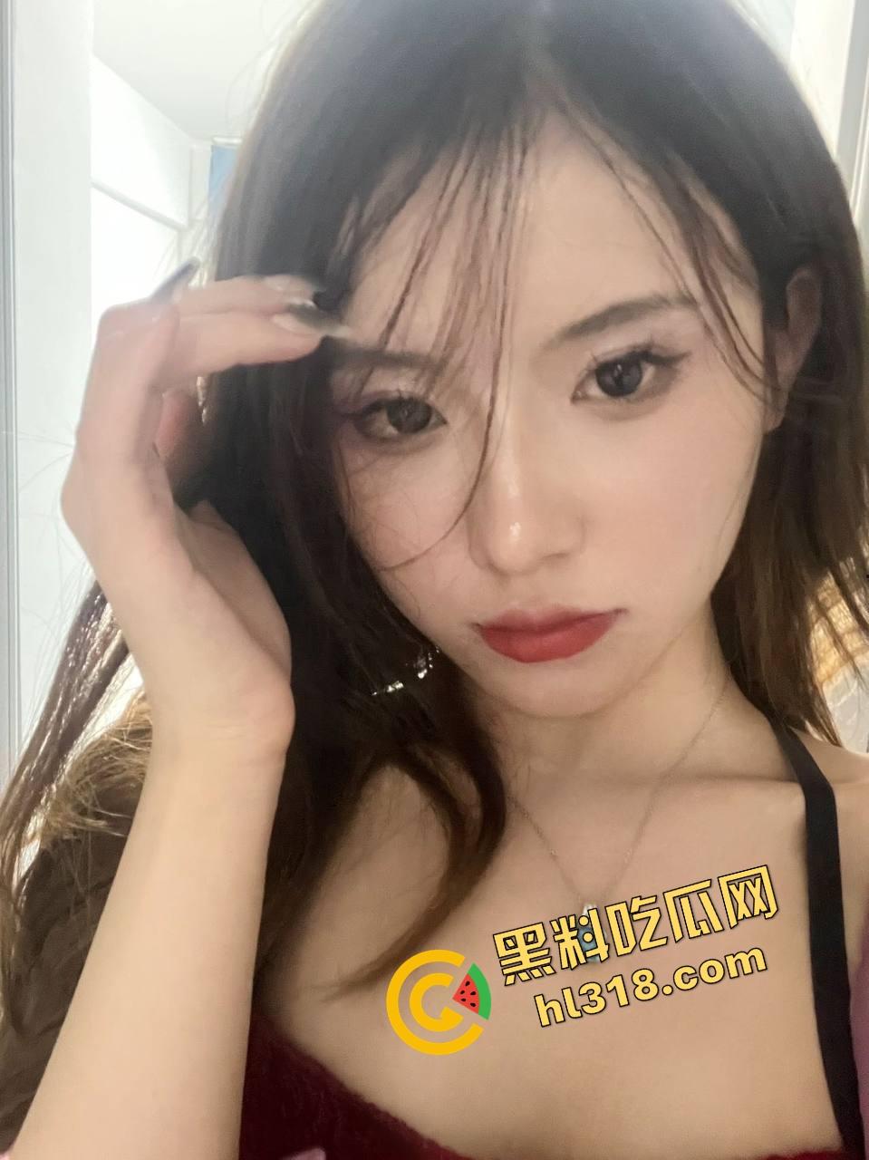 00后小情侣KTV开整,边唱歌边啪啪,操完还把内衣留包厢,雁过拔毛人过留情物!-2