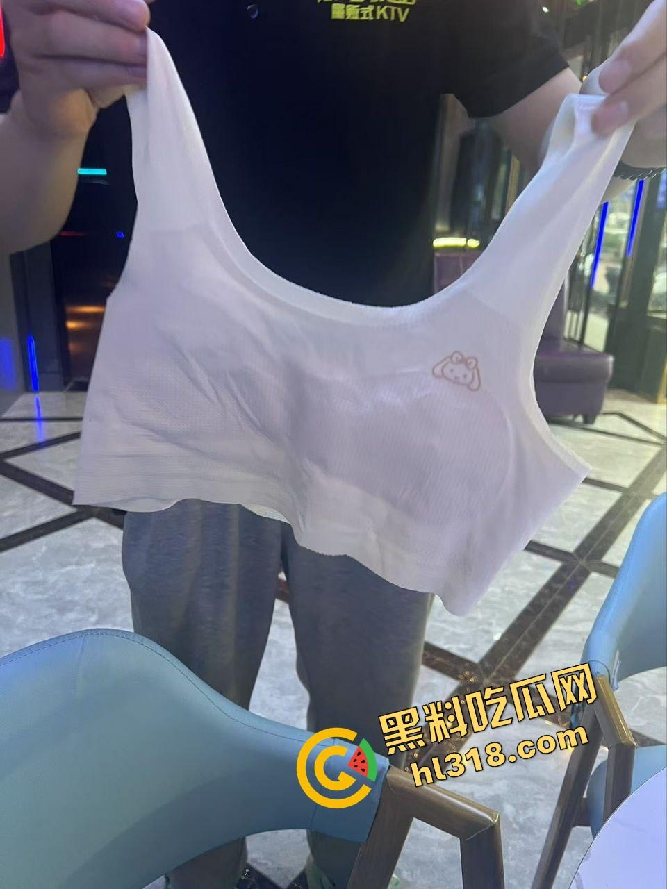 00后小情侣KTV开整,边唱歌边啪啪,操完还把内衣留包厢,雁过拔毛人过留情物!-10