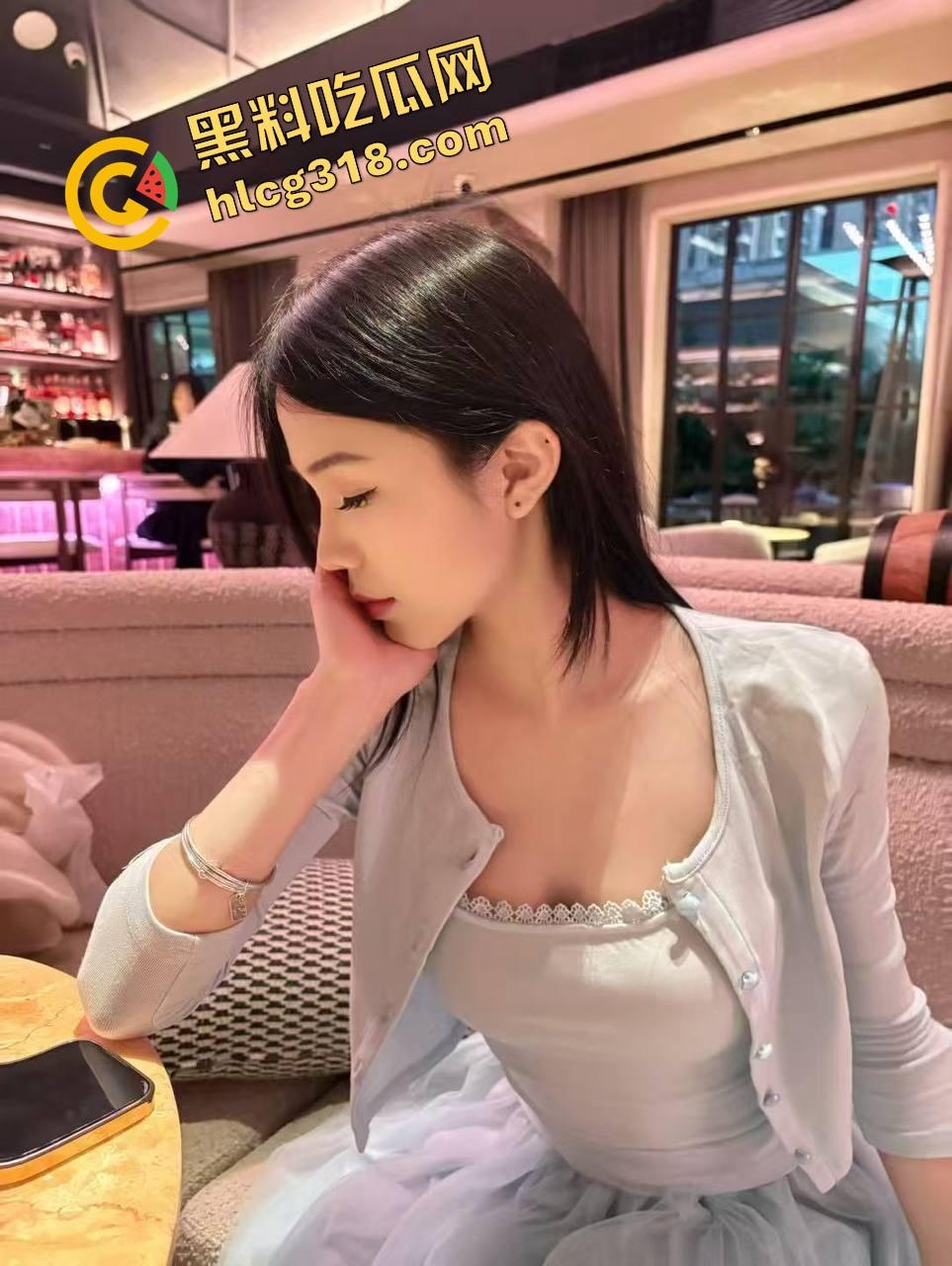 鸡巴三明治是什么新玩法?跟兄弟一起把母狗调教玩明白了,吐司夹屌还舔干净,整得比真狗还听话!-4