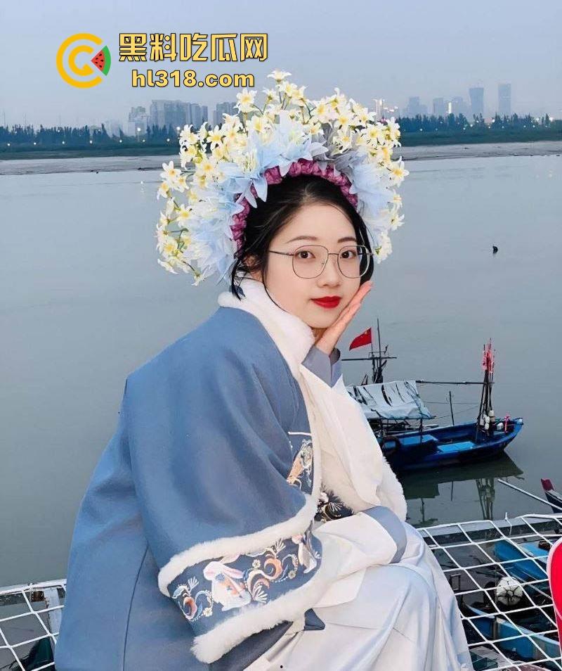 长沙清纯护士【欧阳雯怡】性爱视频曝光,黑丝眼镜母狗淫荡日常,饭桌台下口爆,床上淫水横流,极其淫荡!-2