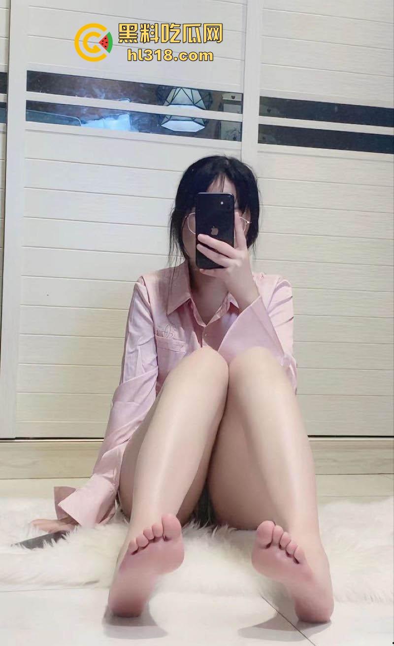 长沙清纯护士【欧阳雯怡】性爱视频曝光,黑丝眼镜母狗淫荡日常,饭桌台下口爆,床上淫水横流,极其淫荡!-4