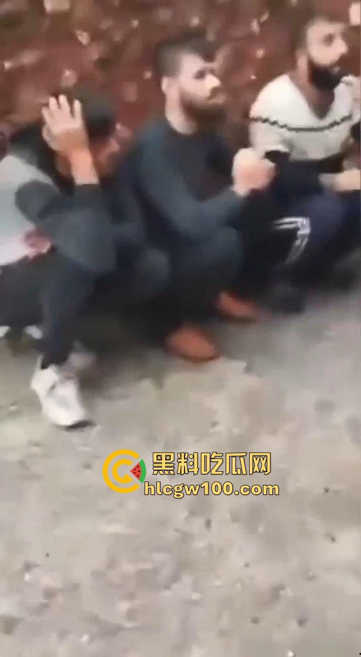 叙利亚反叛军武力镇压民众，现场暴力血腥天尸横遍野堪称世界末日。-3