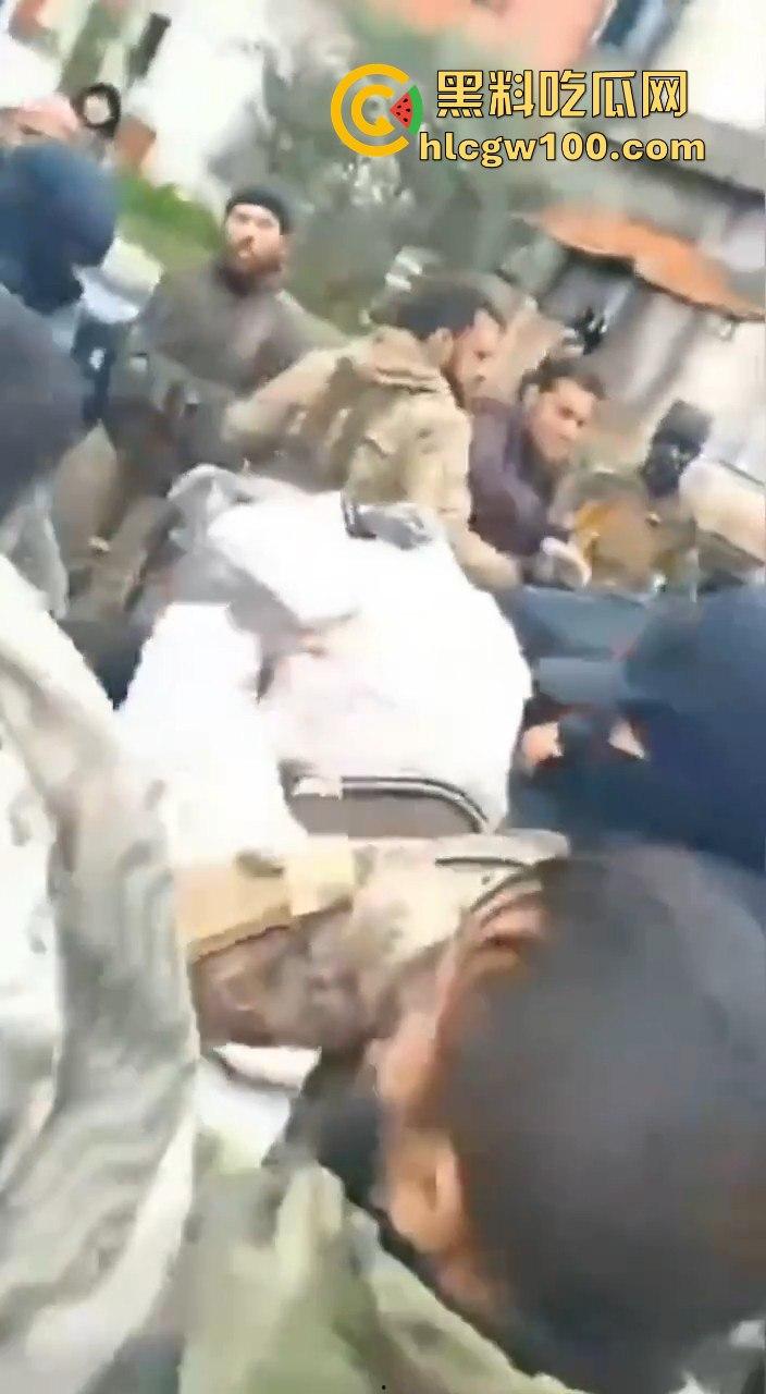 叙利亚反叛军武力镇压民众，现场暴力血腥天尸横遍野堪称世界末日。-18