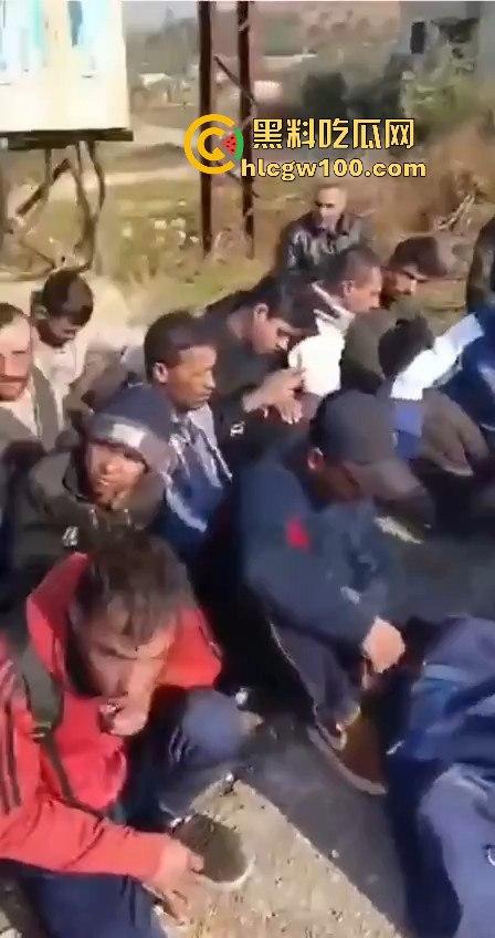 叙利亚反叛军武力镇压民众，现场暴力血腥天尸横遍野堪称世界末日。-19