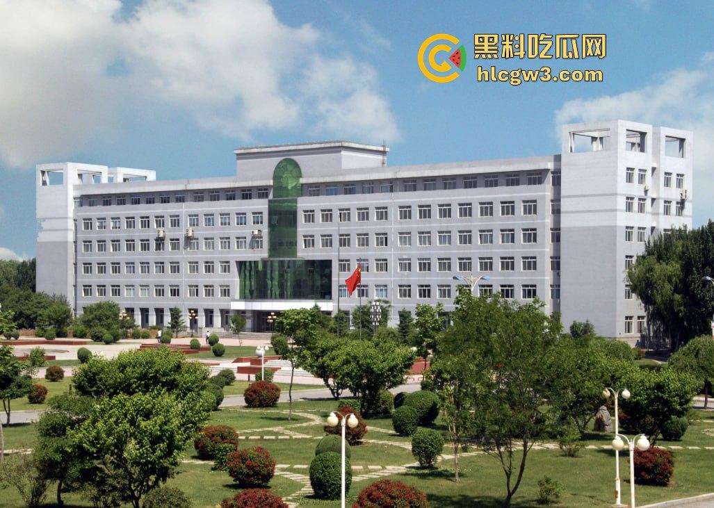 沈阳医学院一对骚男女校内长椅上脱裤子抠逼 现场搞调教 尺度大得像在拍小黄片 真把学校当野战场了!-8