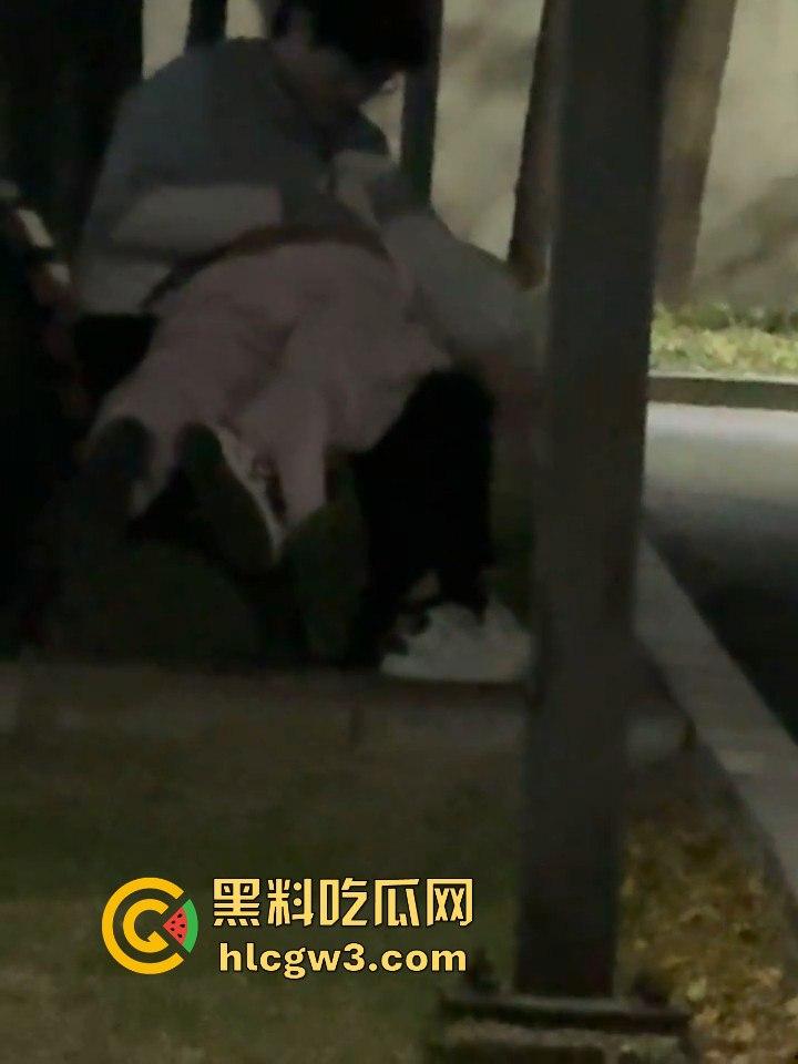 沈阳医学院一对骚男女校内长椅上脱裤子抠逼 现场搞调教 尺度大得像在拍小黄片 真把学校当野战场了!-11