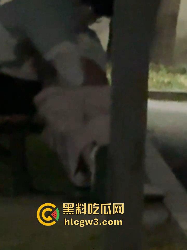 沈阳医学院一对骚男女校内长椅上脱裤子抠逼 现场搞调教 尺度大得像在拍小黄片 真把学校当野战场了!-12