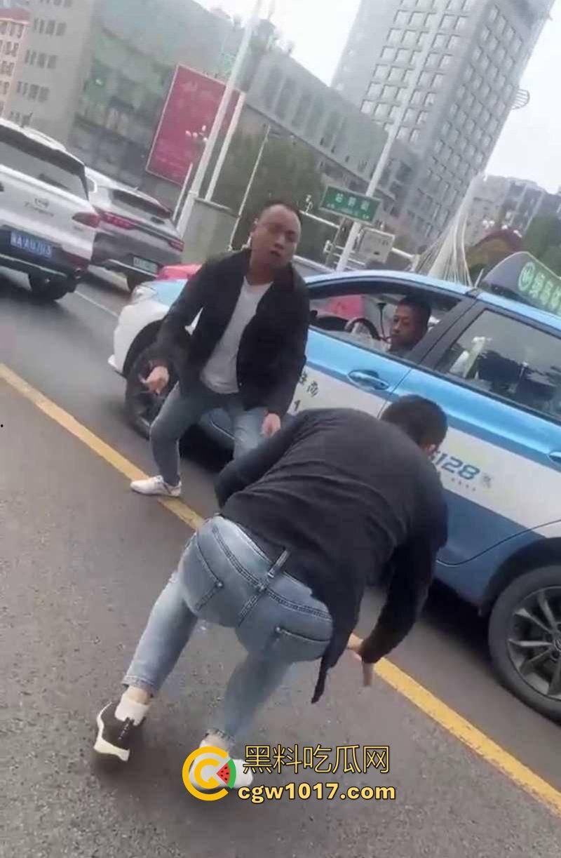 路怒症吵架秒变杀人现场!拔刀猛捅对面司机腹部,鲜血狂喷只能捂着肚子赶紧逃命!-3