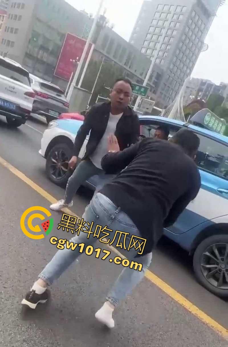 路怒症吵架秒变杀人现场!拔刀猛捅对面司机腹部,鲜血狂喷只能捂着肚子赶紧逃命!-4