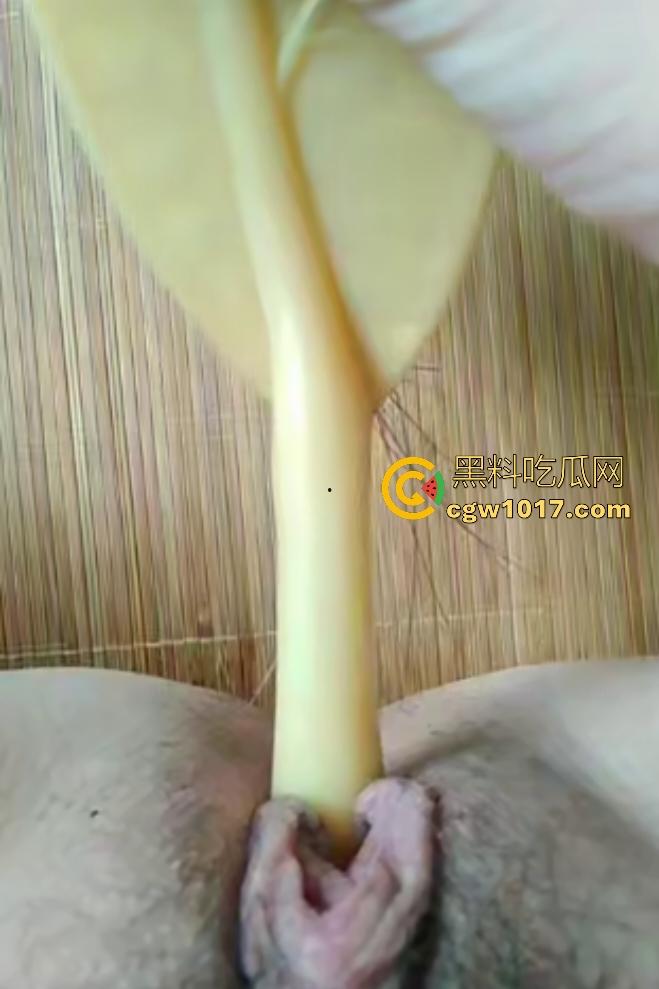 老阿姨偷听儿子操女友逼翻云覆雨,自己也发骚,用刷子头猛插老逼,用带毛的那头不是更爽吗!-3