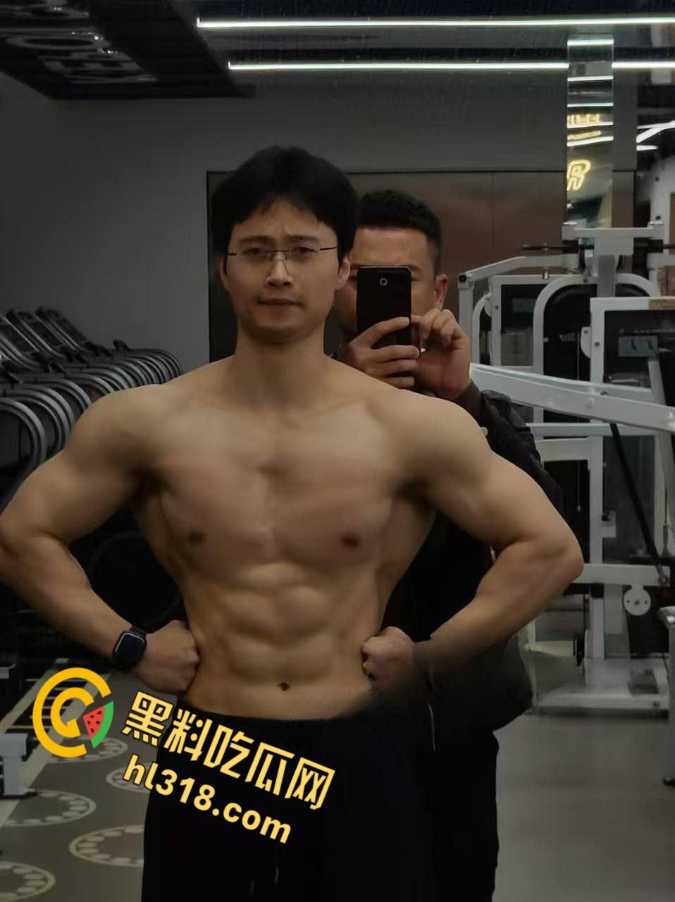 浙江苍南音乐老师【洪冬暖】,出轨肌肉猛男被抓,原配带队酒店掀翻床戏,对白暴揍场面超燃!-8