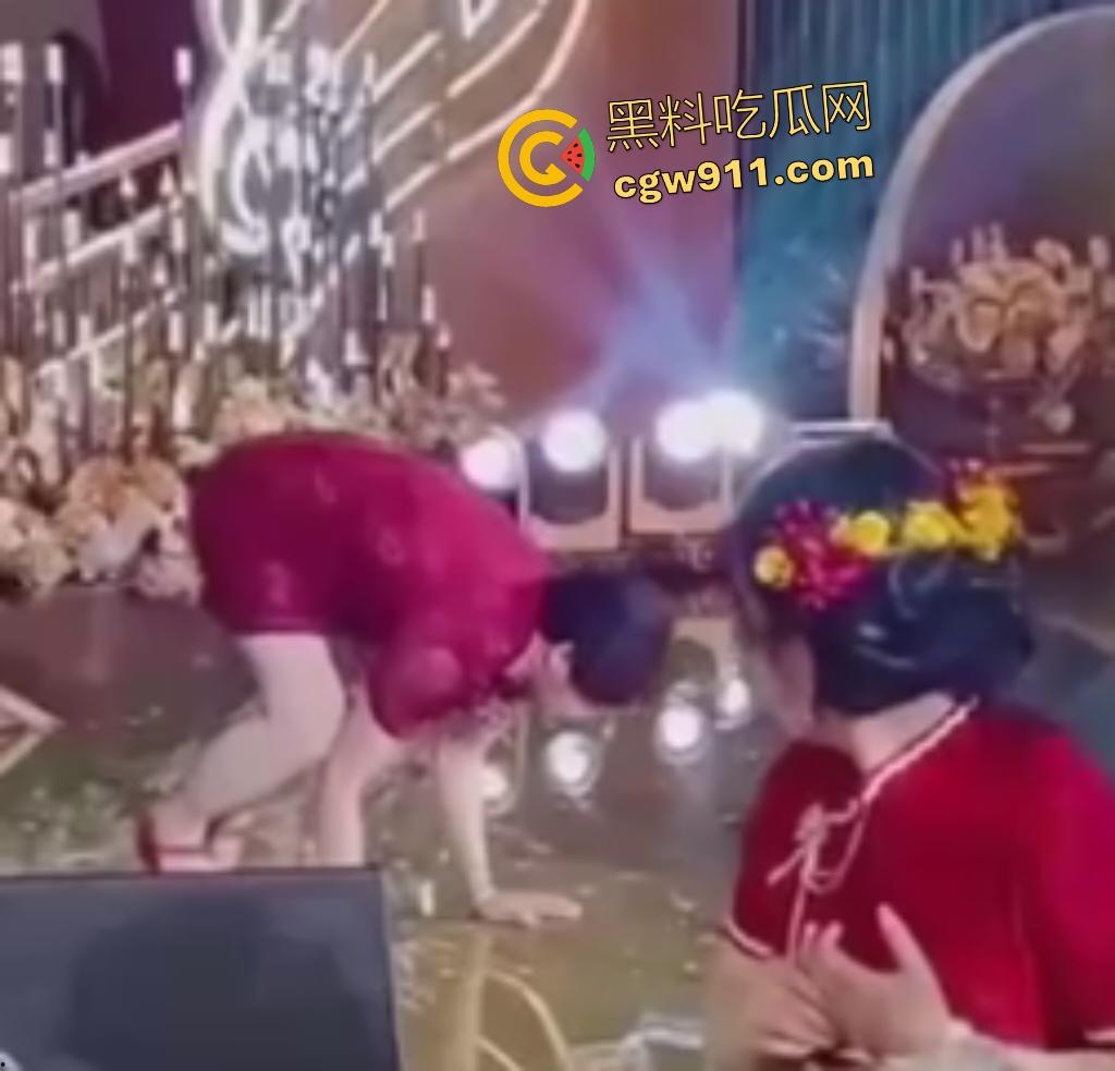 儿子婚礼老妈洋相出尽，旗袍熟女舞台倒立露底裤，屁股一览无余还喊人拉裙，攒一辈子骚操作全献婚宴！-1
