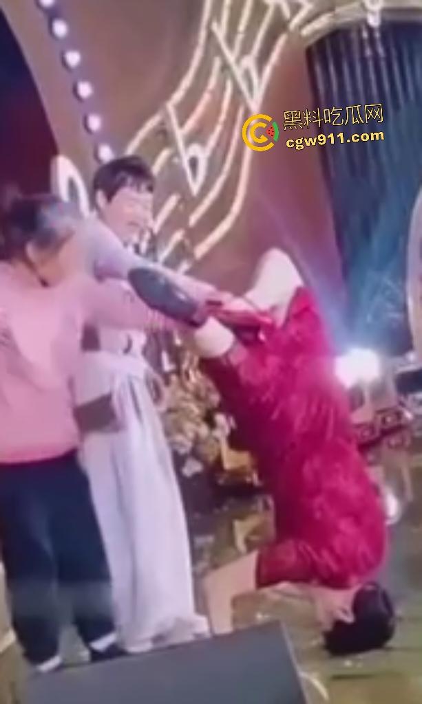 儿子婚礼老妈洋相出尽，旗袍熟女舞台倒立露底裤，屁股一览无余还喊人拉裙，攒一辈子骚操作全献婚宴！-6