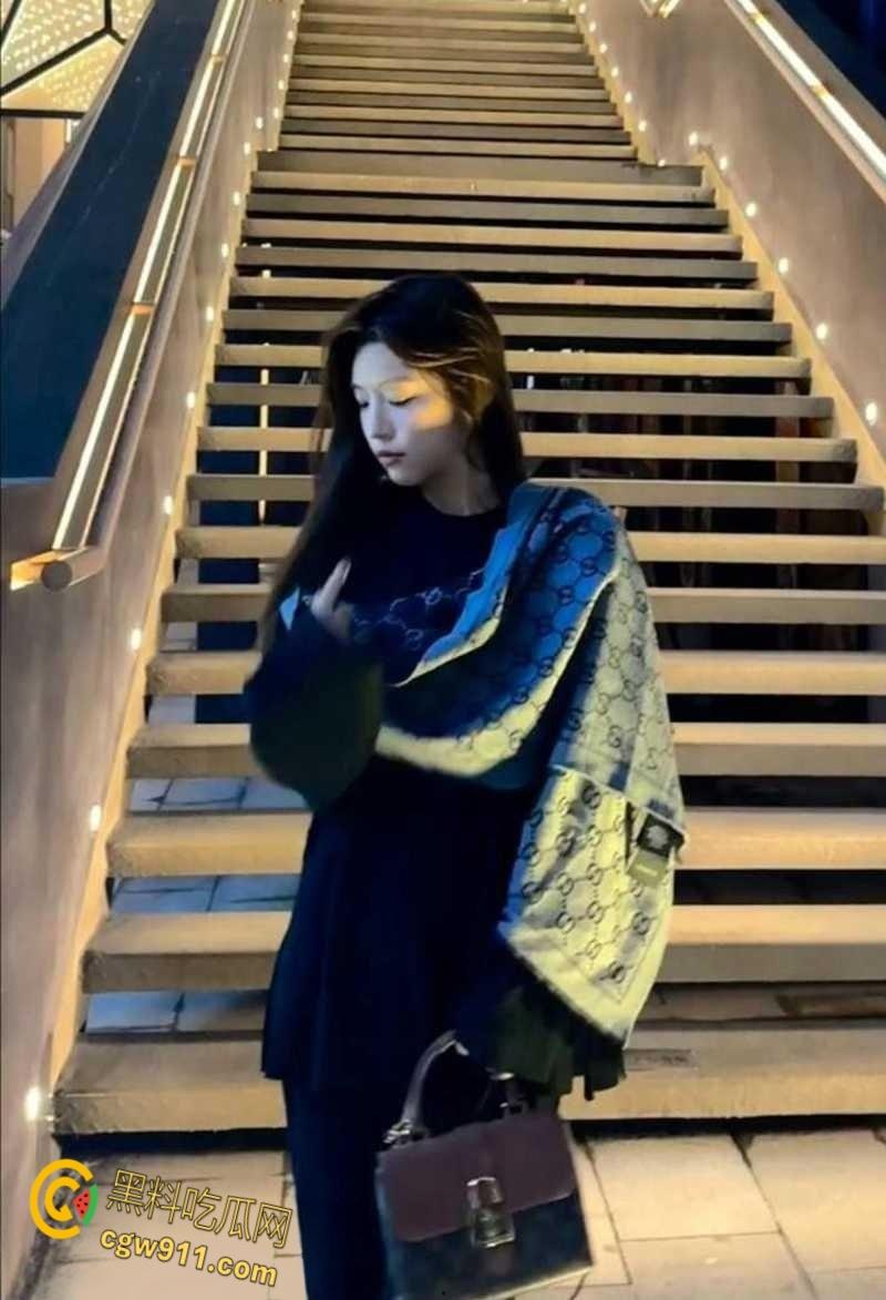 河南理工大学【沈银灯】,私下到处约炮体育生,对镜口交穿着黑丝被狂干,满地射完的避孕套真抗操啊!-3