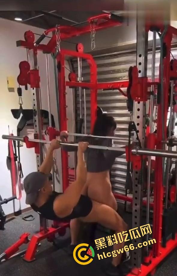 健身房不是练身体，是练耐操，朋友圈健身打卡，背地里健身教练大屌撑开骚穴，骚货汗没干骚水先流！-13