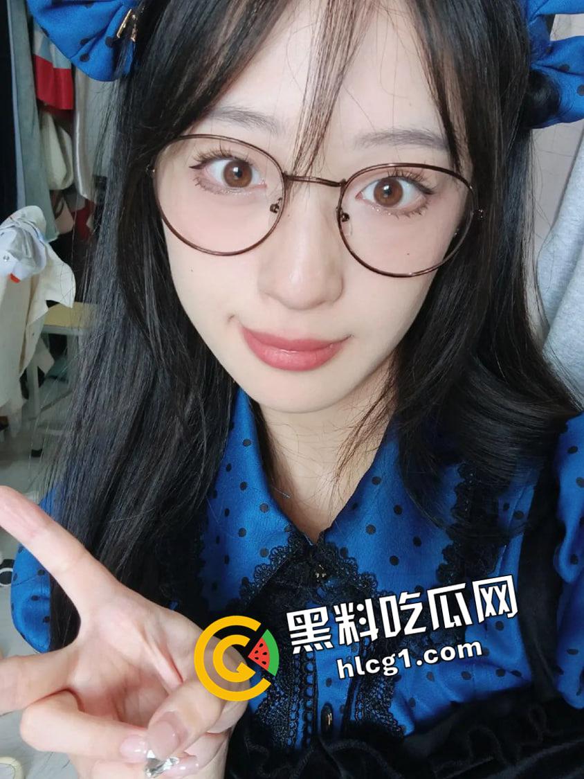 抖音网红【灌汤饱饱】大学生反差婊  阿黑颜露胸抠逼 榜一大哥付费福利流出-10