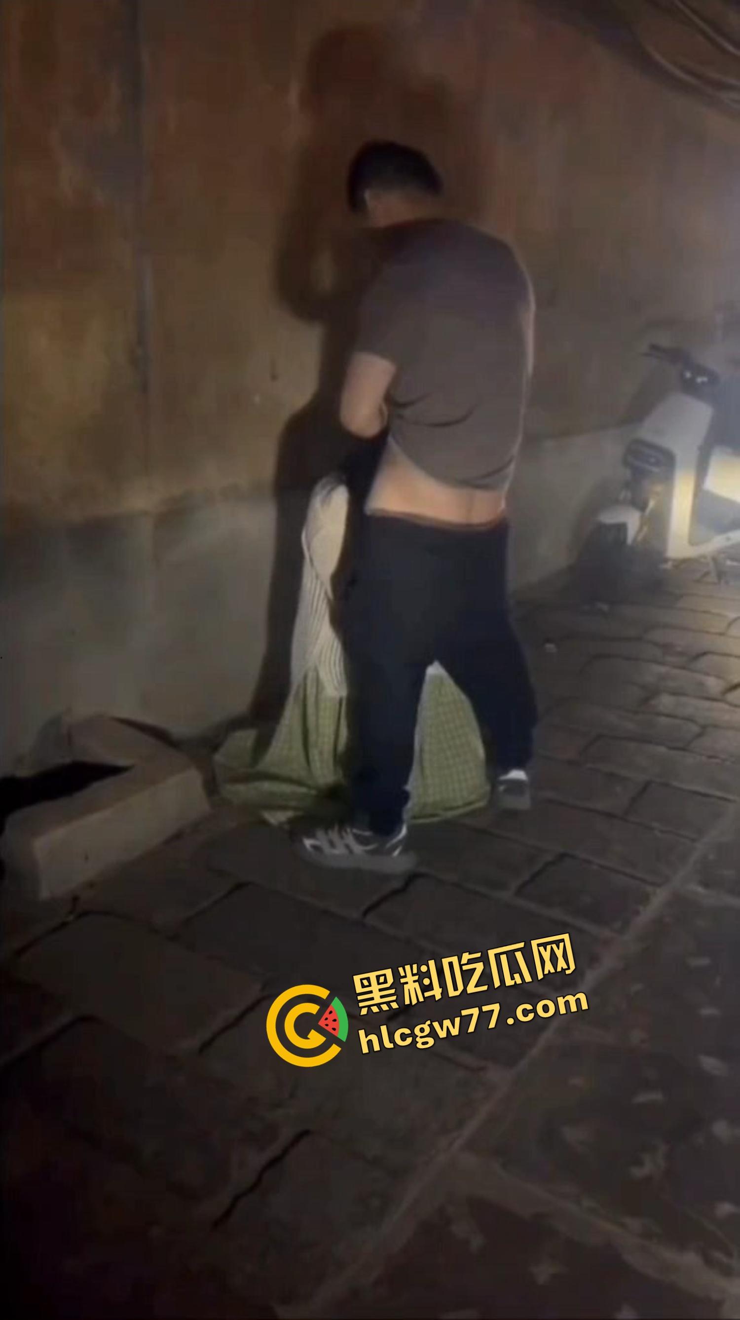 青州古城活春宫现场曝光,古风绿裙女深巷口跪舔鸡巴,男的边让口边跟路人唠嗑,路人全程狂拍!-6