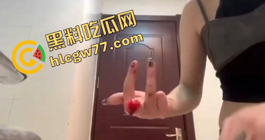 精神小妹为劈腿男友自残!闺蜜背叛,手起刀落中指断,全程一声没叫!-5