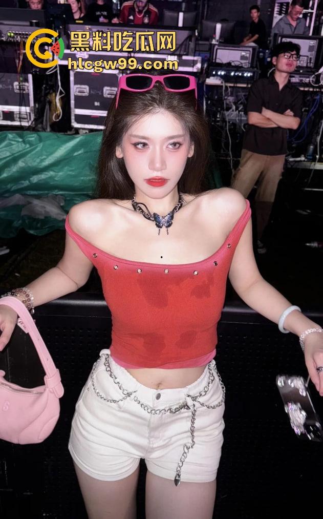 海口电音节小仙女玩得真花,乳贴当衣服半裸晃奶,这是货比三家,方便海王们精挑细选精准下单?-1