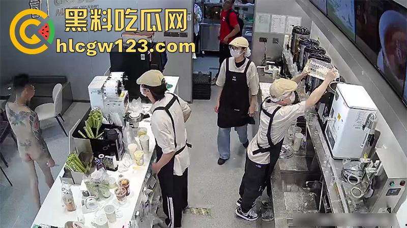 广东纹身精神小伙,吸毒后精神失常,全裸持刀冲入奶茶店,疯狂捅杀客人,全程无一人上前帮忙!-1