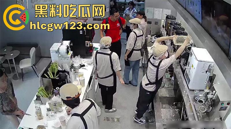 广东纹身精神小伙,吸毒后精神失常,全裸持刀冲入奶茶店,疯狂捅杀客人,全程无一人上前帮忙!-2