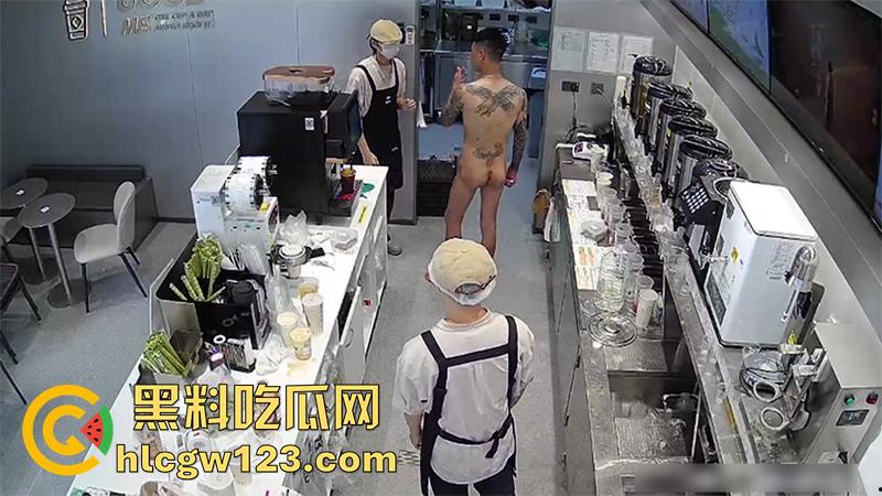 广东纹身精神小伙,吸毒后精神失常,全裸持刀冲入奶茶店,疯狂捅杀客人,全程无一人上前帮忙!-3