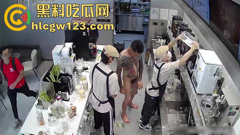 广东纹身精神小伙,吸毒后精神失常,全裸持刀冲入奶茶店,疯狂捅杀客人,全程无一人上前帮忙!-6