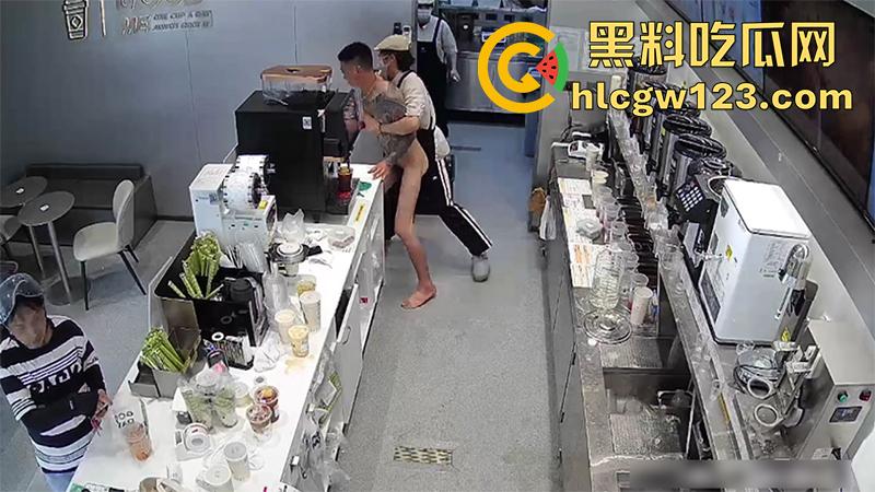 广东纹身精神小伙,吸毒后精神失常,全裸持刀冲入奶茶店,疯狂捅杀客人,全程无一人上前帮忙!-7
