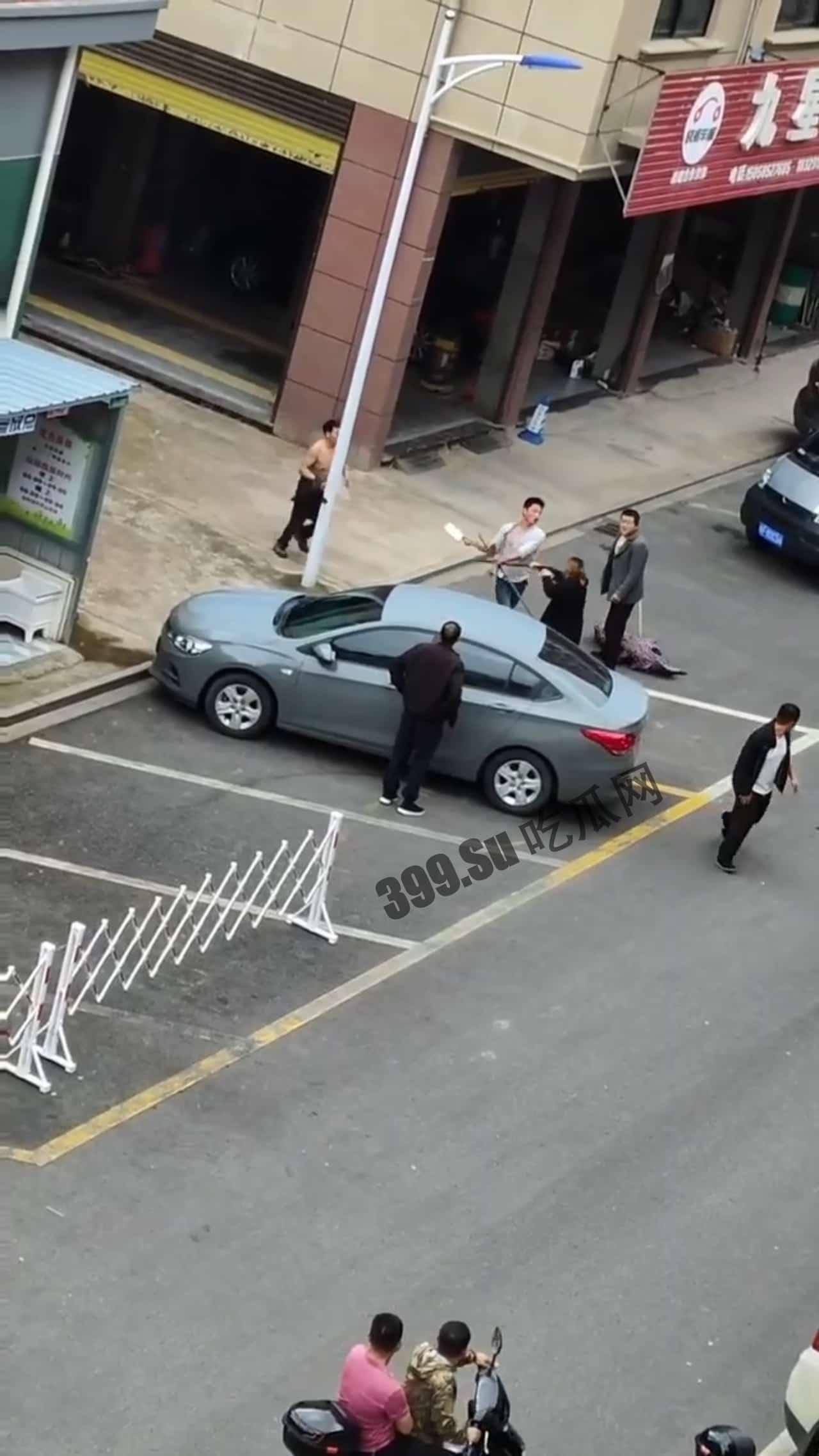 5月7日,浙江金华,男子拿菜刀沿街疯狂追砍一男一女,最后被女子扑倒在地制服,被砍者人没事,砍人男子已抓获-1